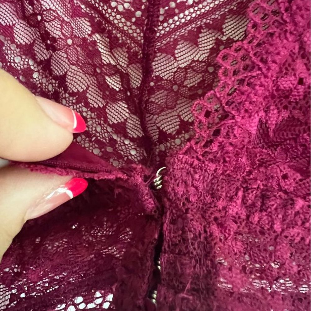 GUC WOMAN'S FRONT HOOKING SUPER CUTE LACEY MAROON BRALETTE BY VICTORIA SECRET - Picture 6 of 8